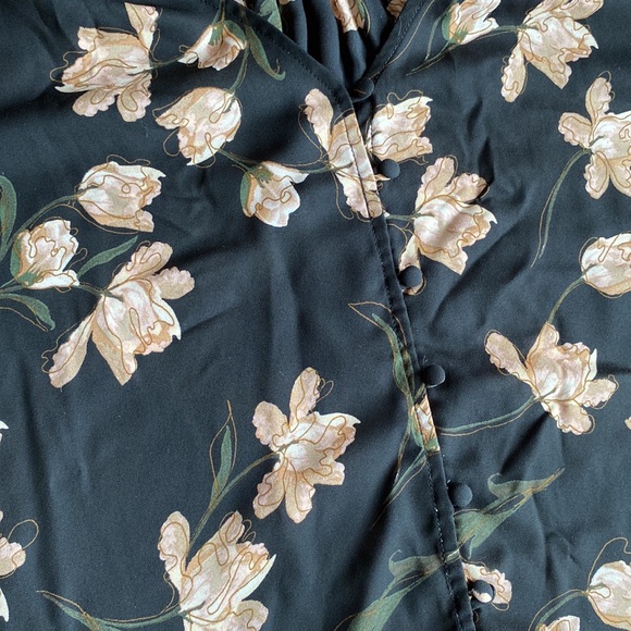 Collective concept ruffled sleeve floral blouse with buttons - Picture 3 of 5